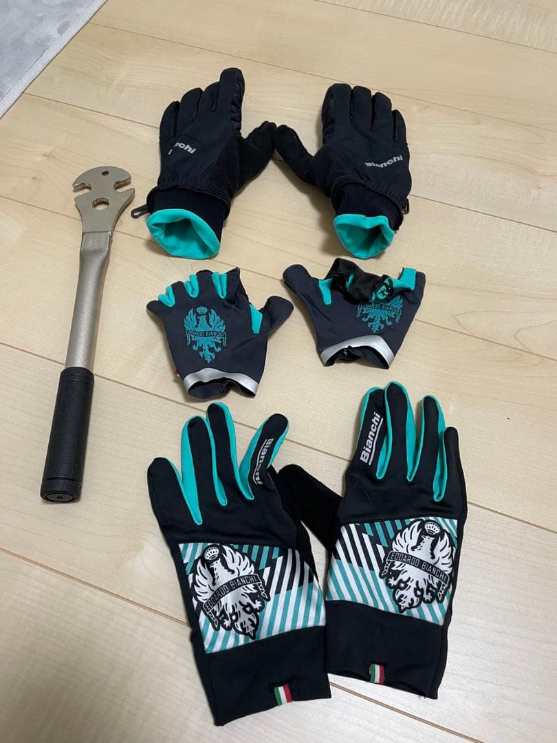 値下げしました。Bianchi グローブ、サドルバッグ、小物セット