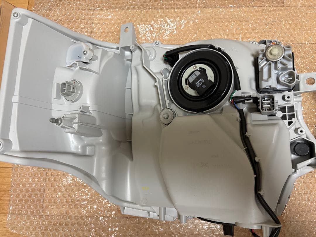 ハイエース 8型 新車外し 純正LEDヘッドライト