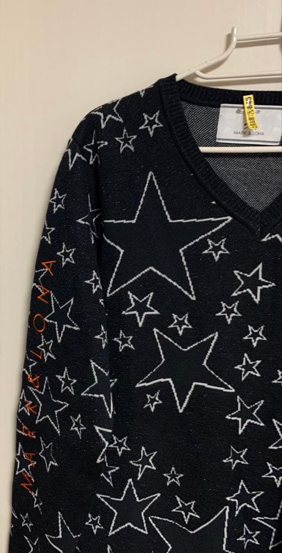 えーな マーク&ロナ Vネックセーター　総スター柄バックスカルロゴ