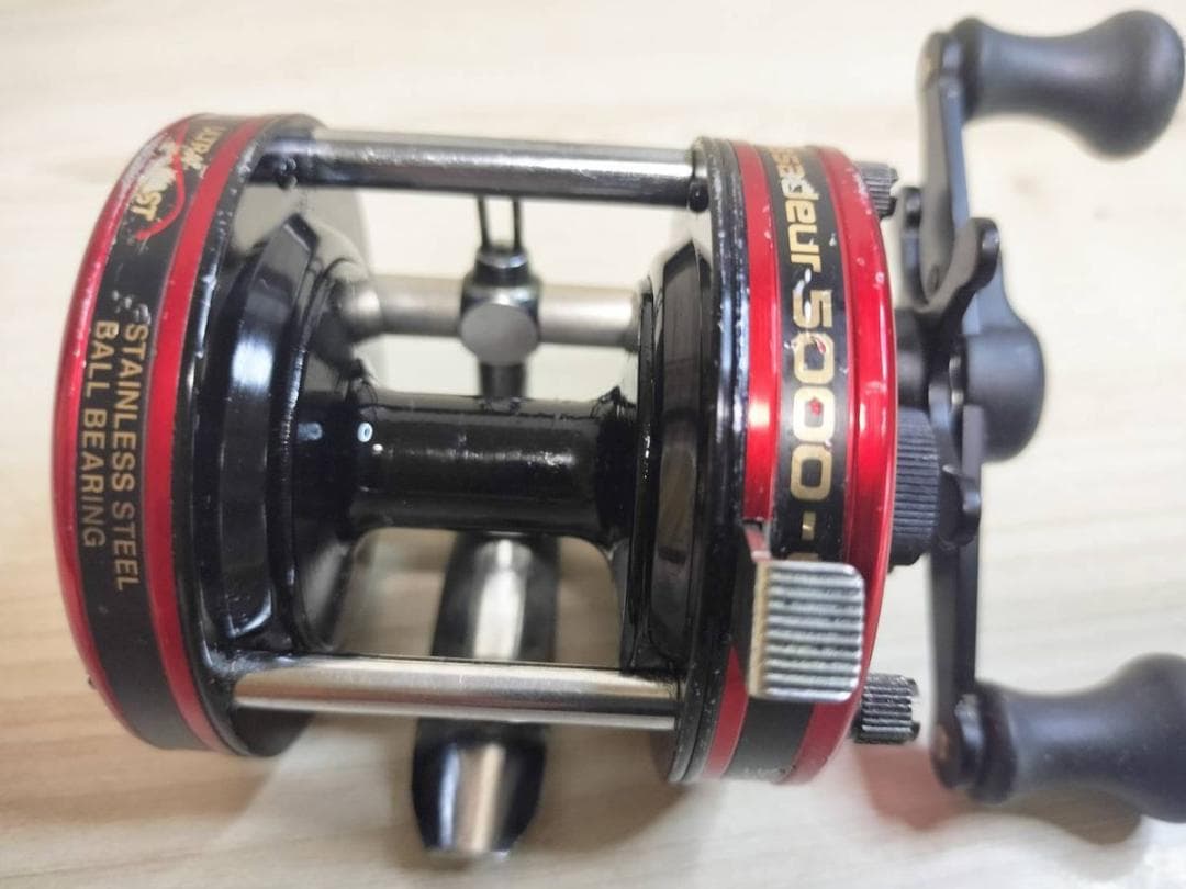 アブガルシア　アンバサダー5000C　ビンテージ　リール abu 　レッド