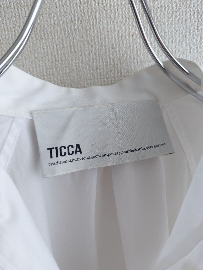【良品】TICCA スタンドカラー　スキッパープルオーバー　ブラウス白
