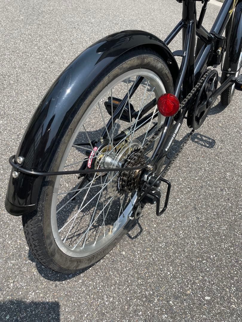 黒い折りたたみ自転車 前バスケット付き