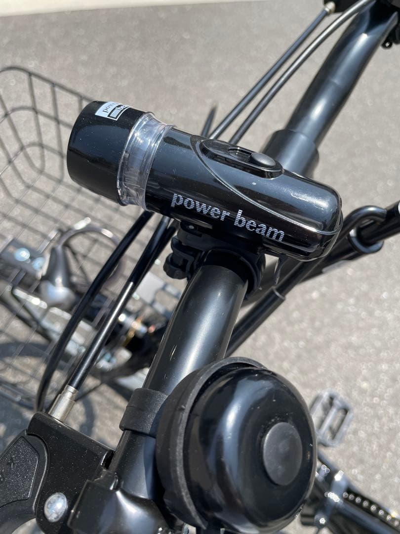 黒い折りたたみ自転車 前バスケット付き