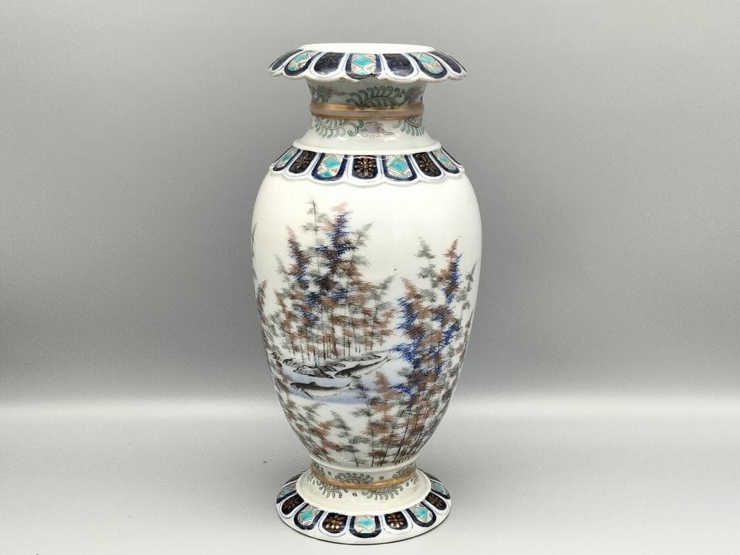 香蘭社明治期 色絵 金彩 輪花 竹林鮎文 花瓶