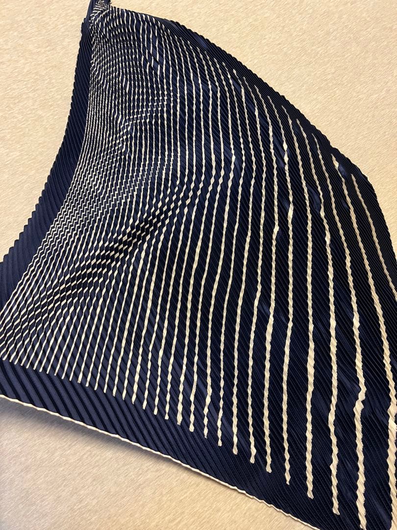 極美品 HERMES エルメス プリーツカレ90 シルク ネイビー紺色