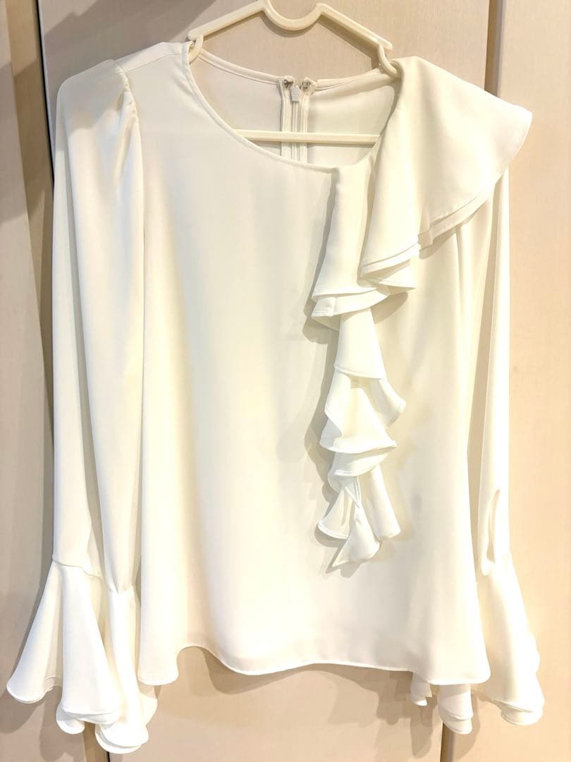美品　アシメフリルブラウス　36 オフホワイト