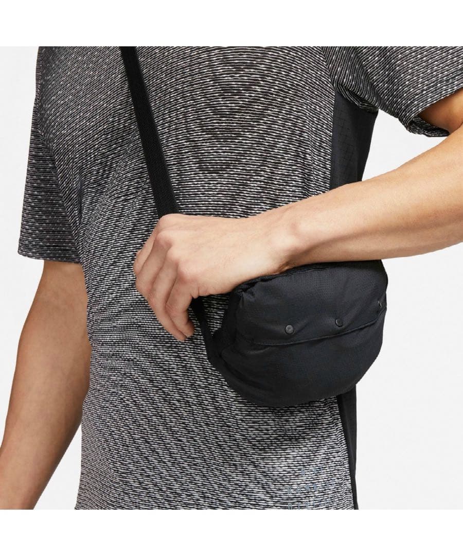 NIKE ランニングジャケット　ウィンドランナー　フルジップ　黒　XLサイズ新品