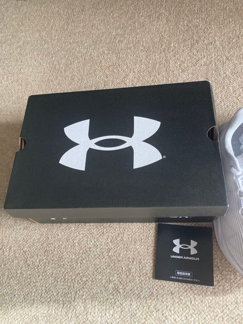 新品アンダーアーマー　スニーカー　24cm ホワイト