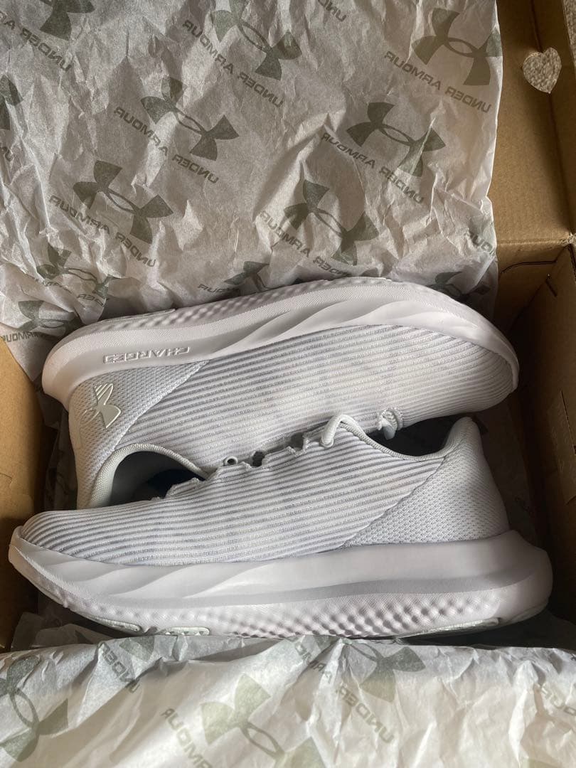 新品アンダーアーマー　スニーカー　24cm ホワイト