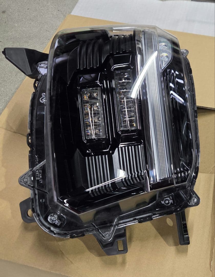 HONDA　N-BOXカスタム　JF5　ヘッドライト　左側