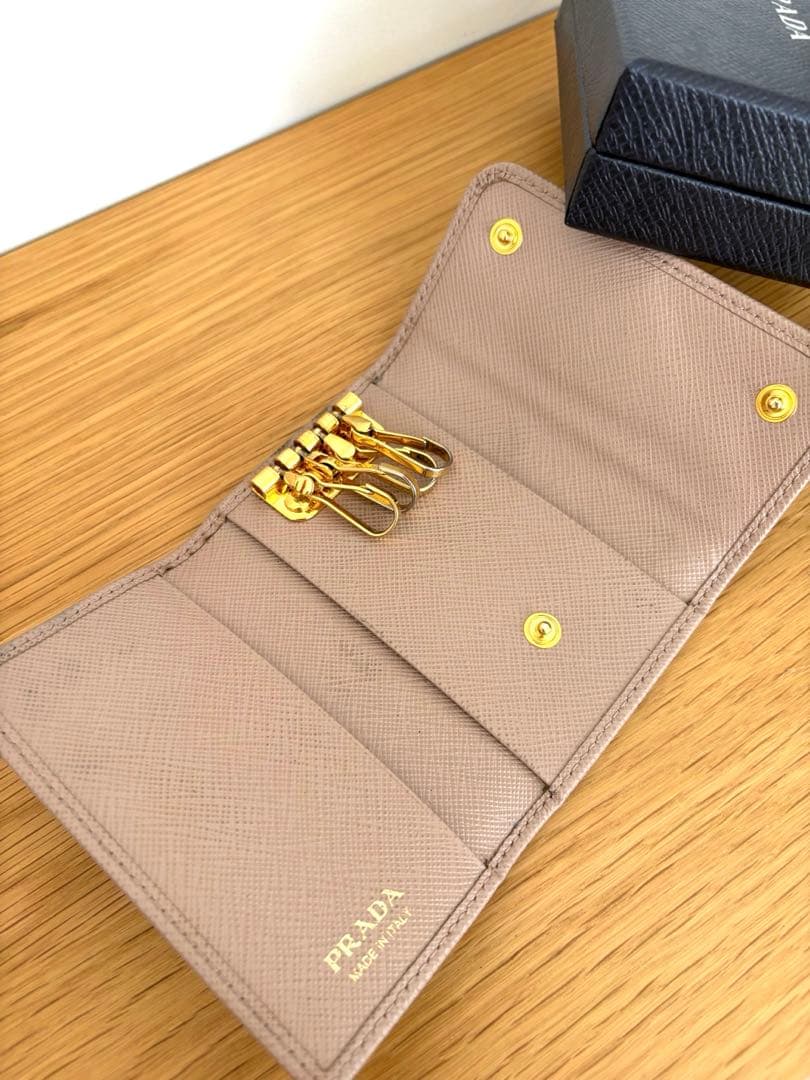 プラダ　ロゴ　サフィアーノ　4連キーケース　 キーリング　1PG004 ベージュ