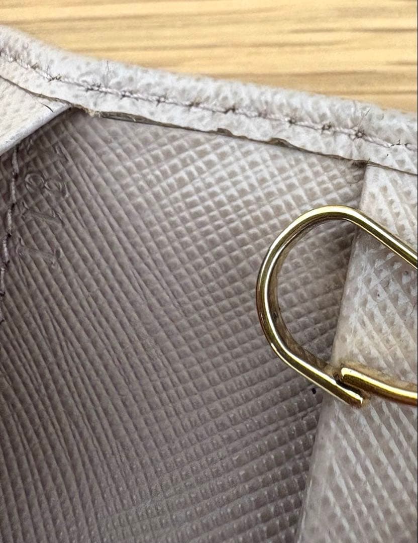 プラダ　ロゴ　サフィアーノ　4連キーケース　 キーリング　1PG004 ベージュ