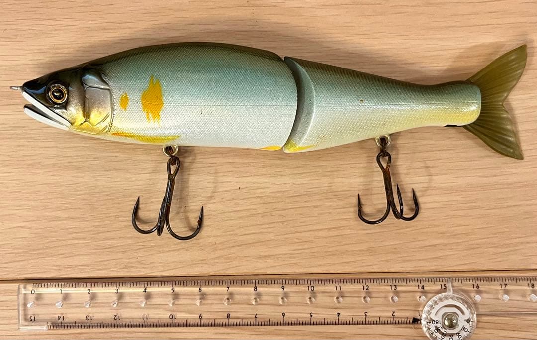 【処分まとめ売り】ジョインテッドクロー・ダイワ シーバスルアー等 ルアーケース付