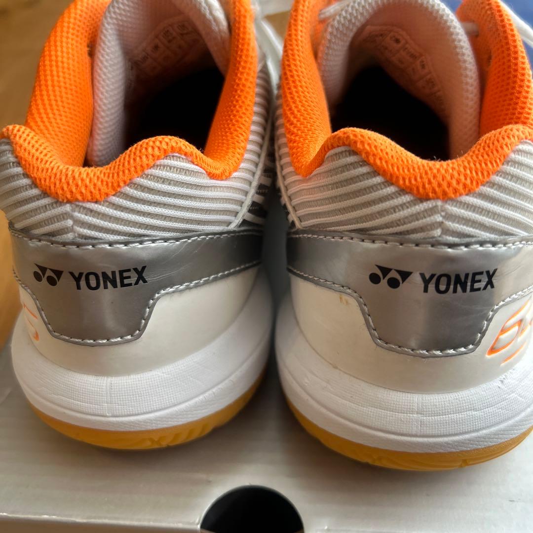 YONEX バドミントンシューズ ホワイト/オレンジ65Zワイドパワークッション