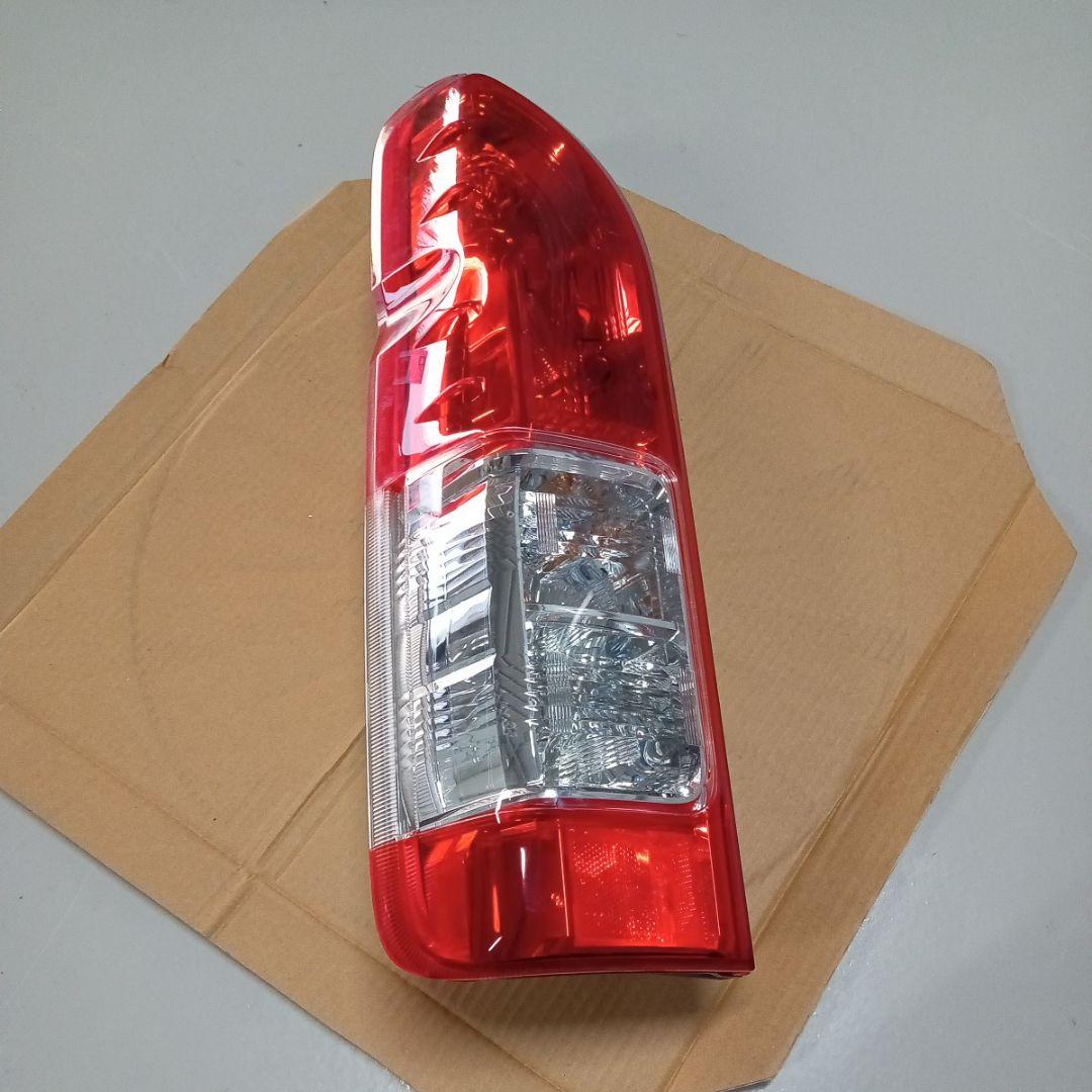 【新車外し】【送料無料】トヨタ 200系ハイエース純正後期テールランプ 左側　①