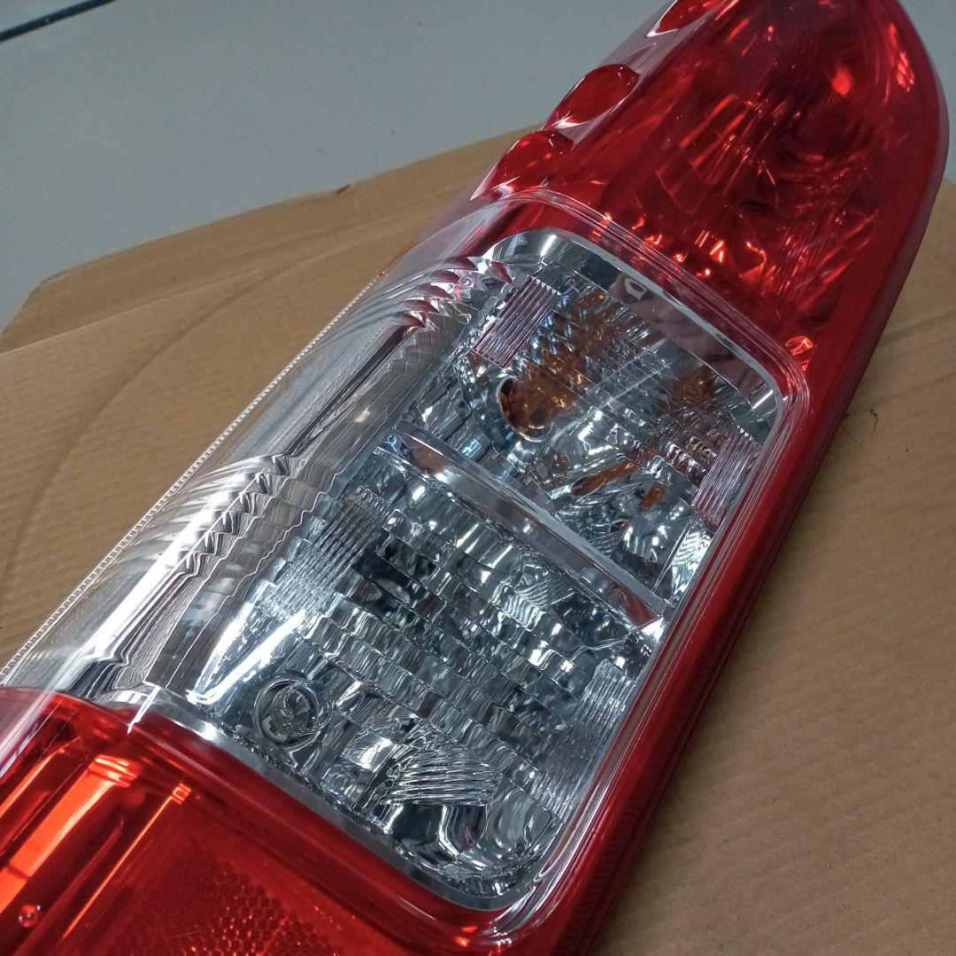 【新車外し】【送料無料】トヨタ 200系ハイエース純正後期テールランプ 左側　①