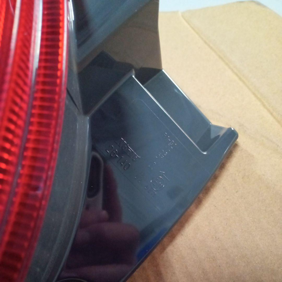 【新車外し】【送料無料】トヨタ 200系ハイエース純正後期テールランプ 左側　①