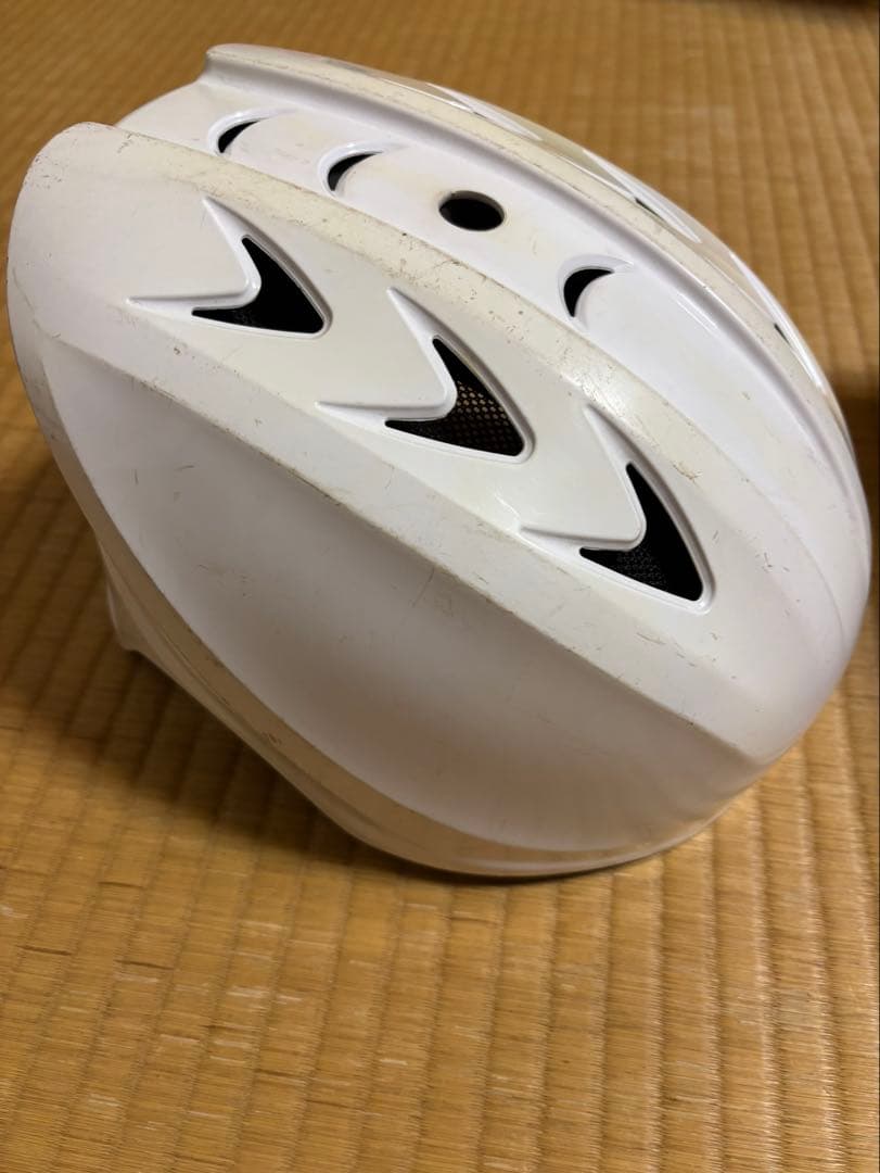 ホワイト ヘルメット 通気孔付き