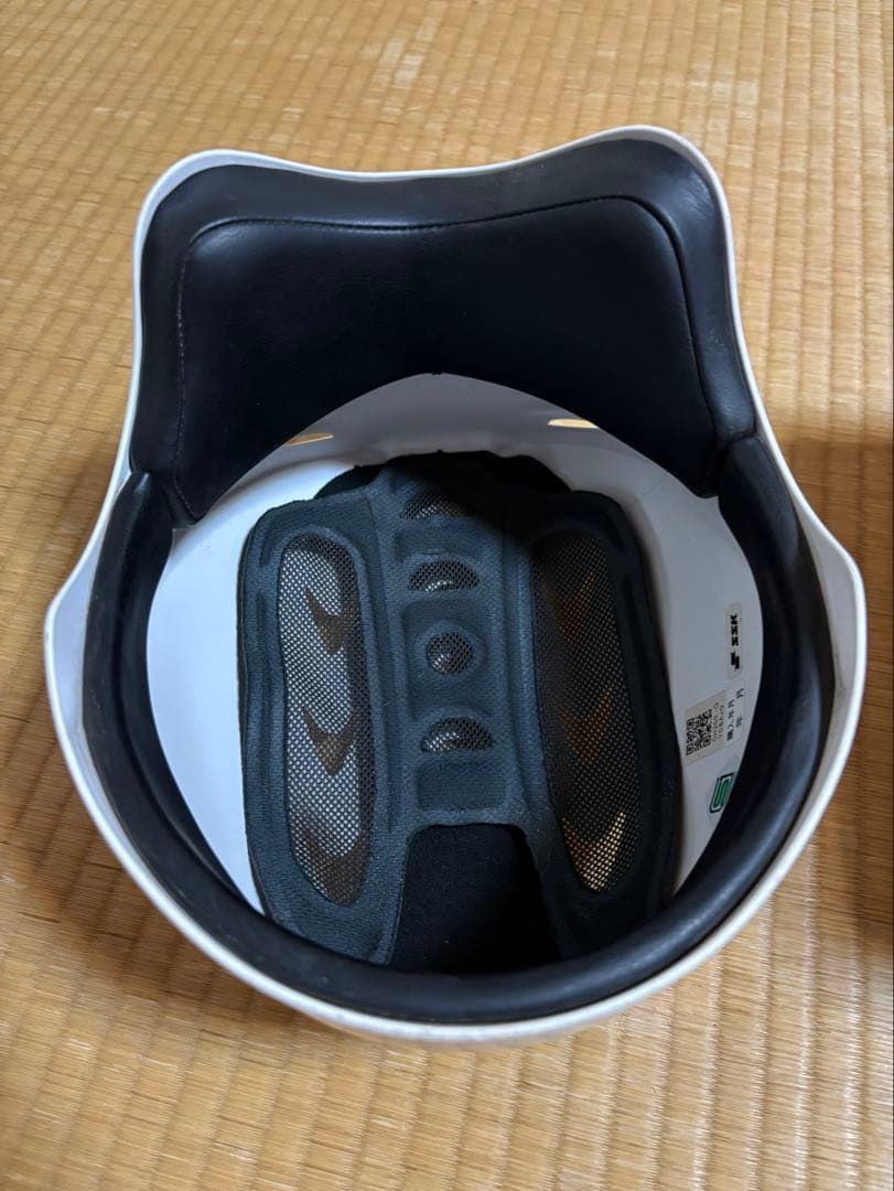 ホワイト ヘルメット 通気孔付き