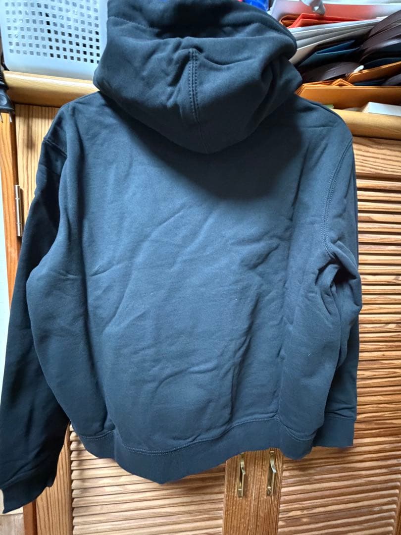 フード付きのブラックパーカー、付き Sサイズ。