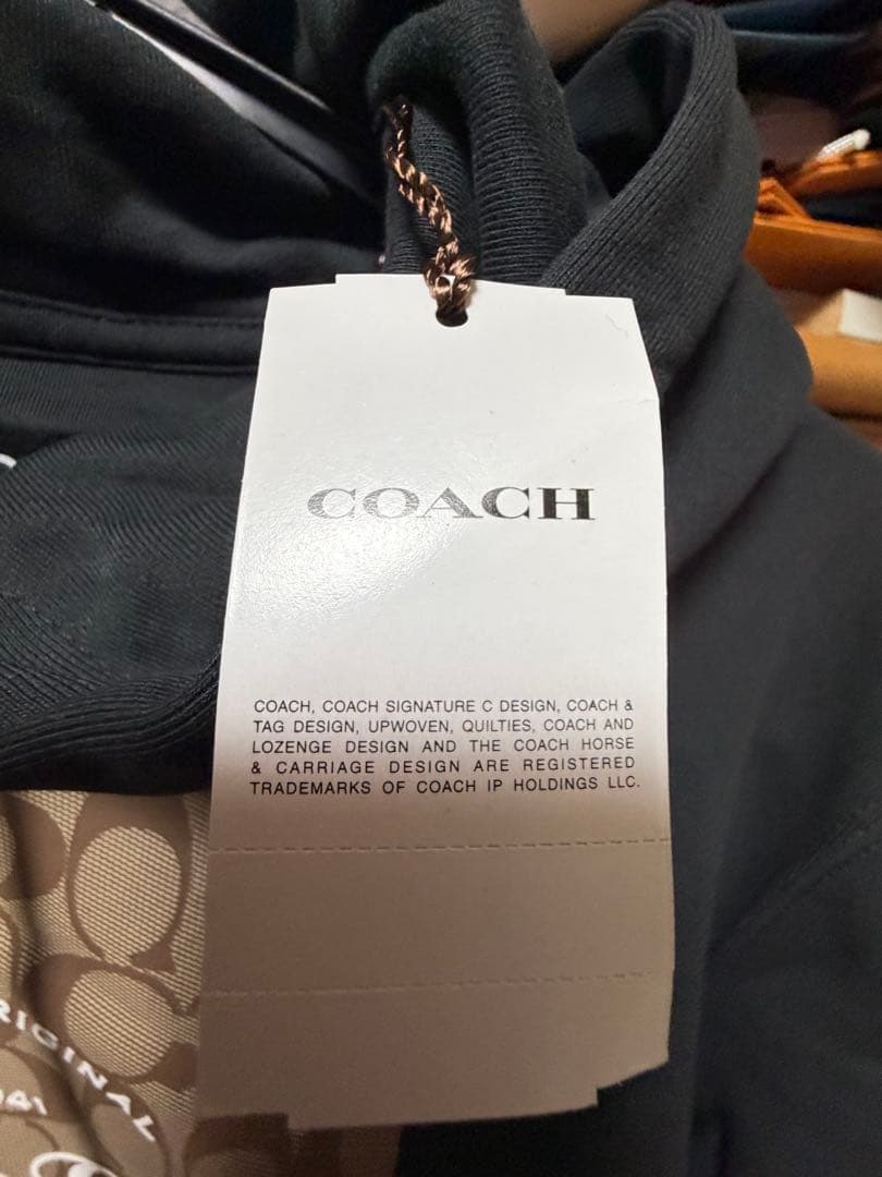 フード付きのブラックパーカー、付き Sサイズ。