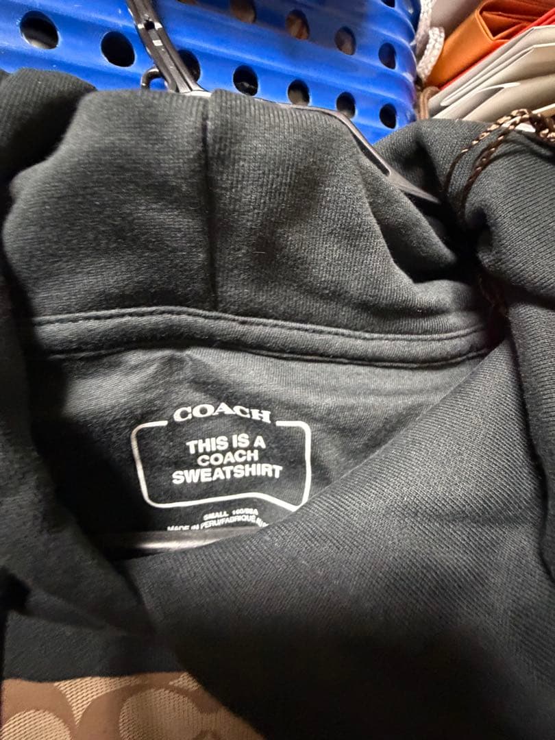 フード付きのブラックパーカー、付き Sサイズ。