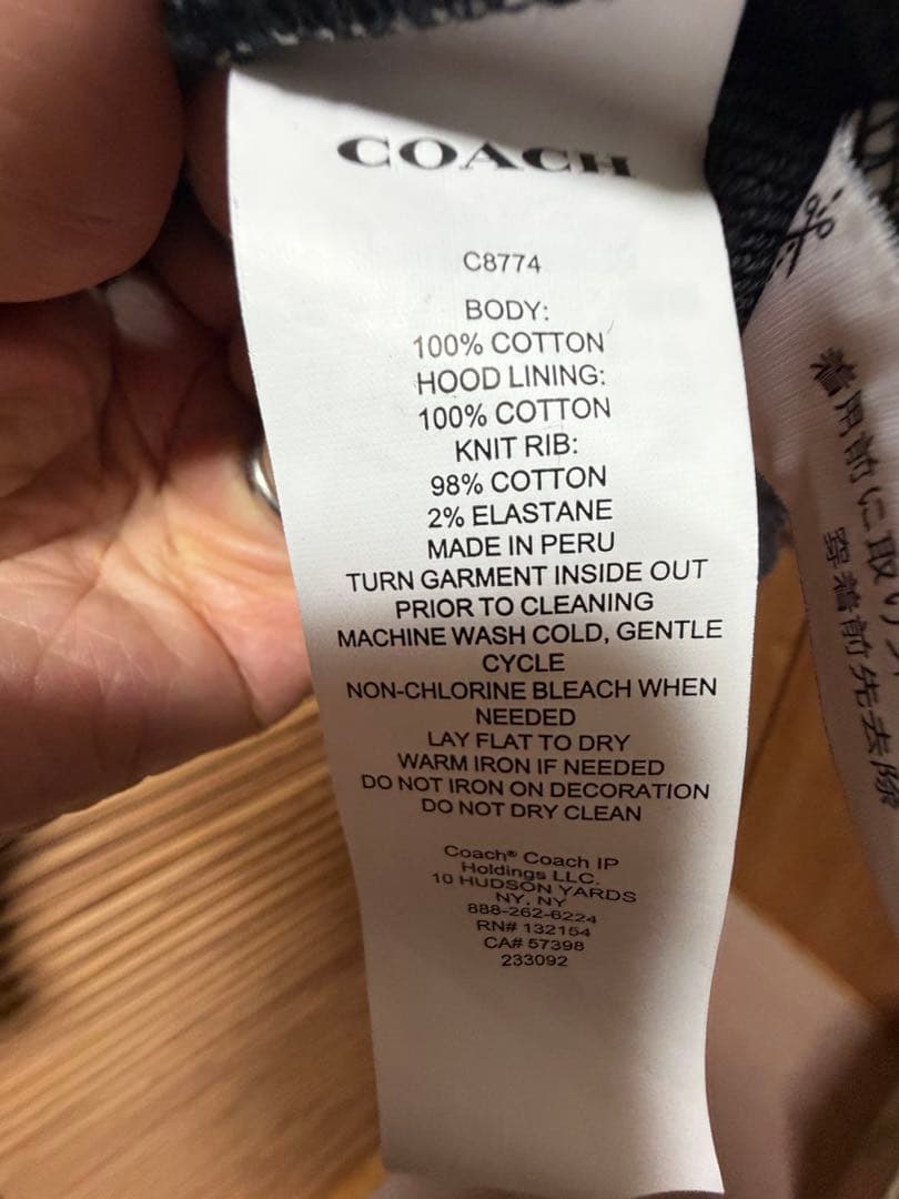 フード付きのブラックパーカー、付き Sサイズ。