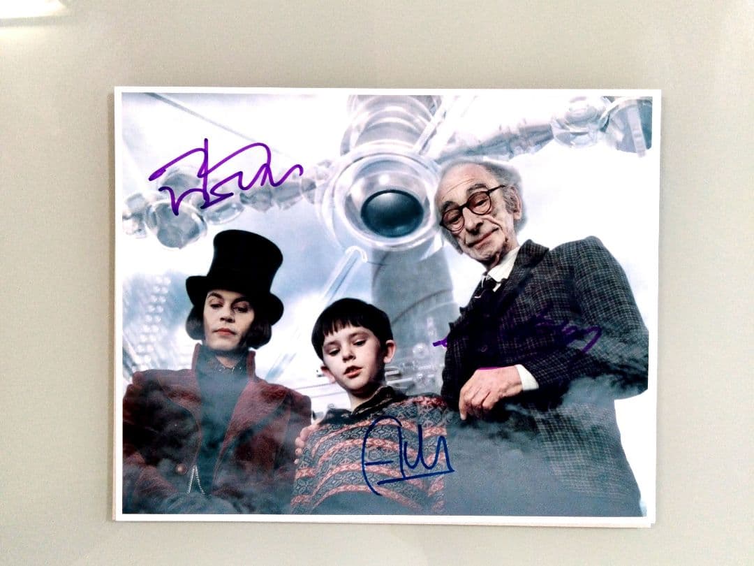 ジョニー・デップとフレディ・ハイモアとデイビット・ケリー直筆サイン入り超大型写真