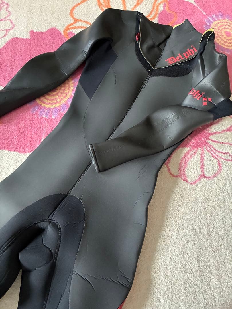 Taku様　Delphiブラック/レッド ウェットスーツ