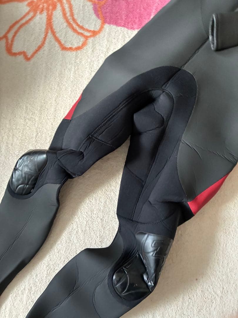 Taku様　Delphiブラック/レッド ウェットスーツ