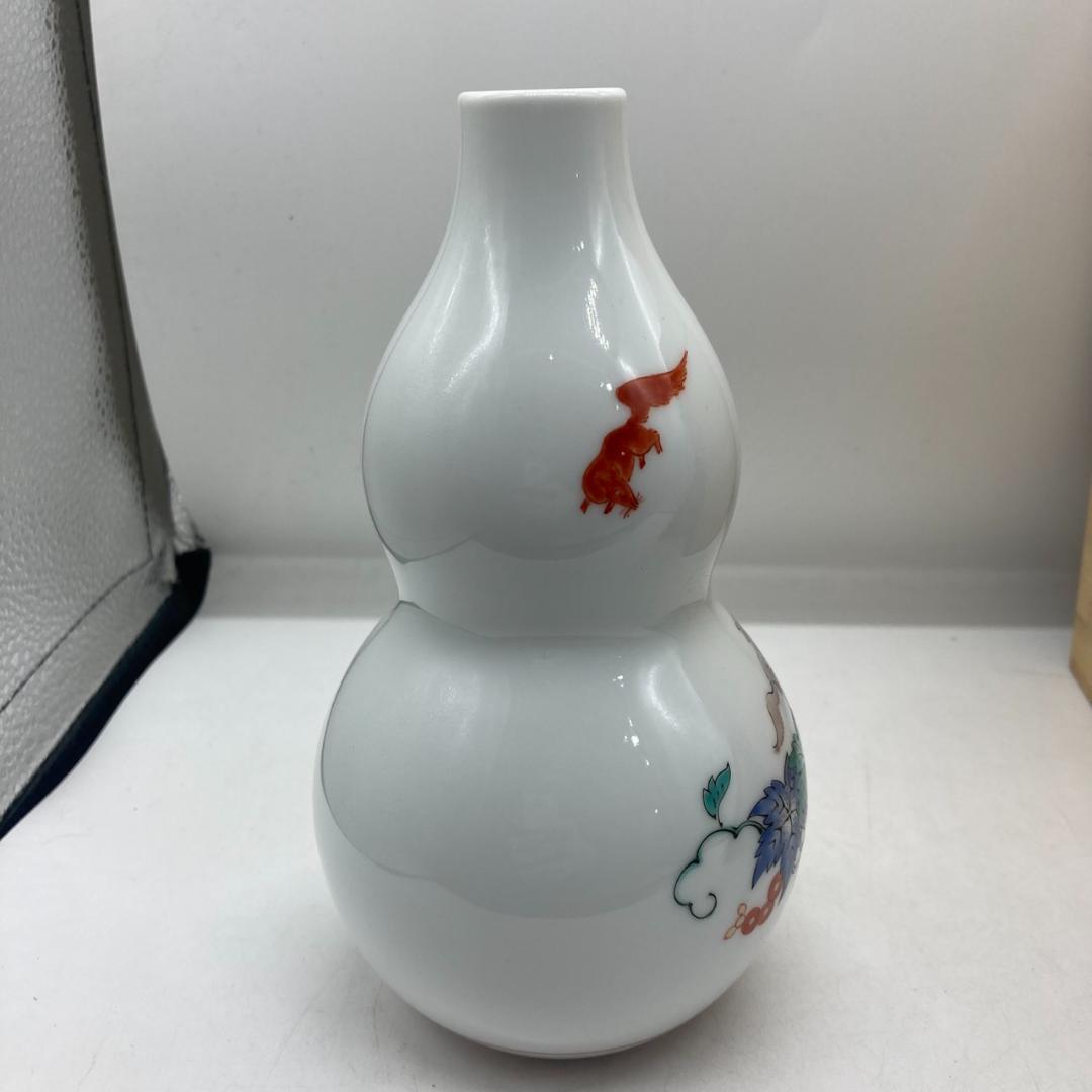 ▼有田焼 十四代 酒井田柿右衛門 作 錦 葡萄リス文一輪生 　花瓶　一輪挿し