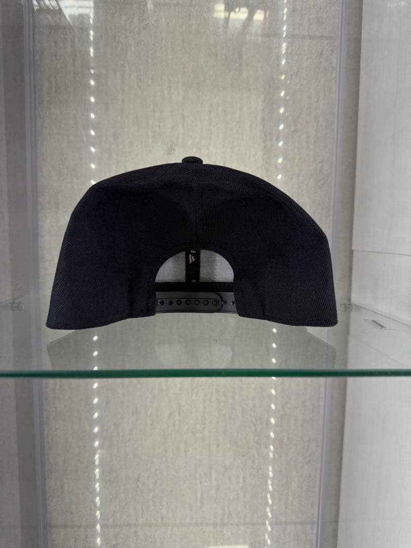 REYES ブラック スナップバックキャップ