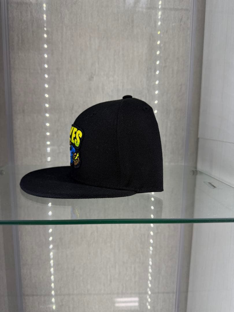 REYES ブラック スナップバックキャップ