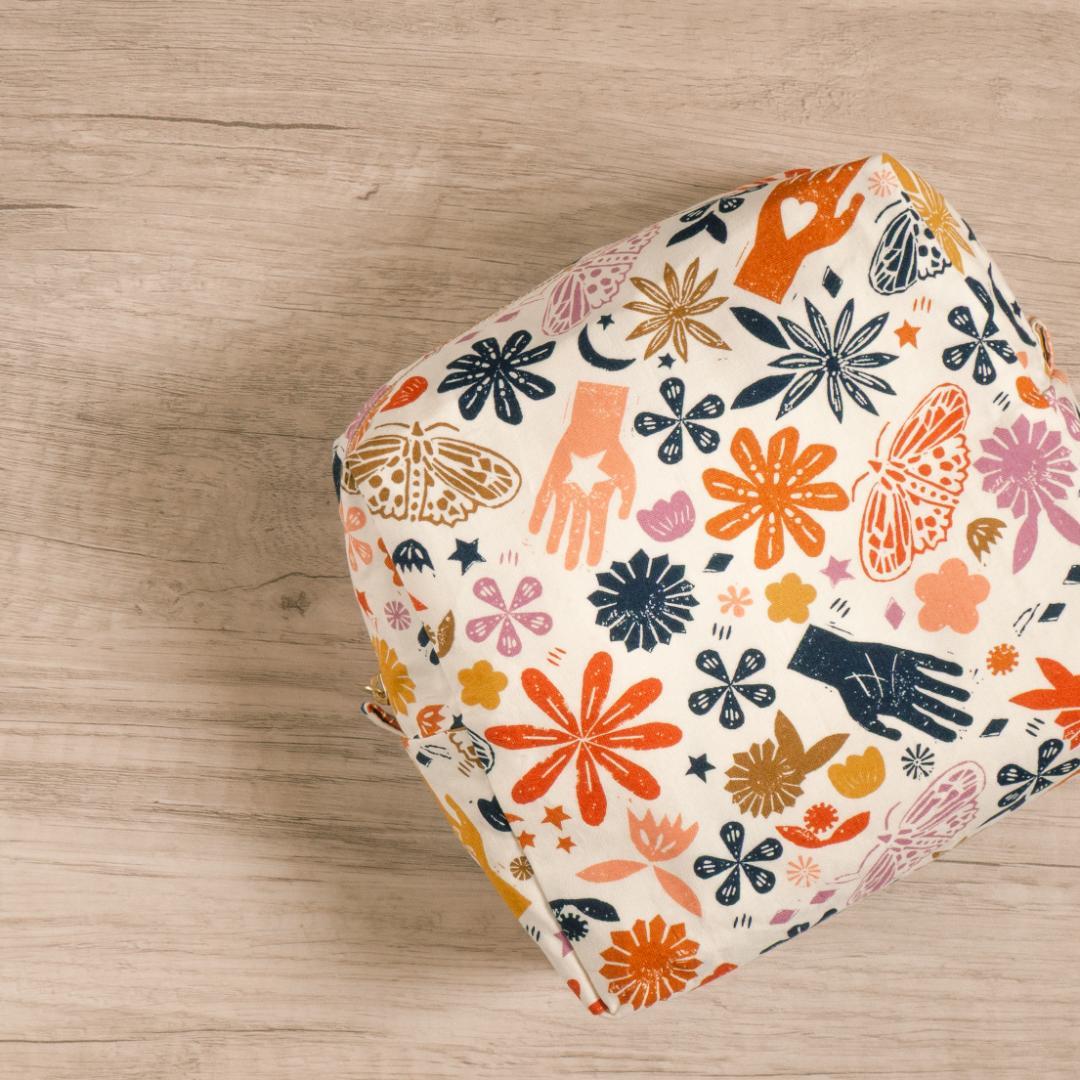 【手帳ポーチ／サイズ2】Hand・ベージュ（たくさん入るタイプ）