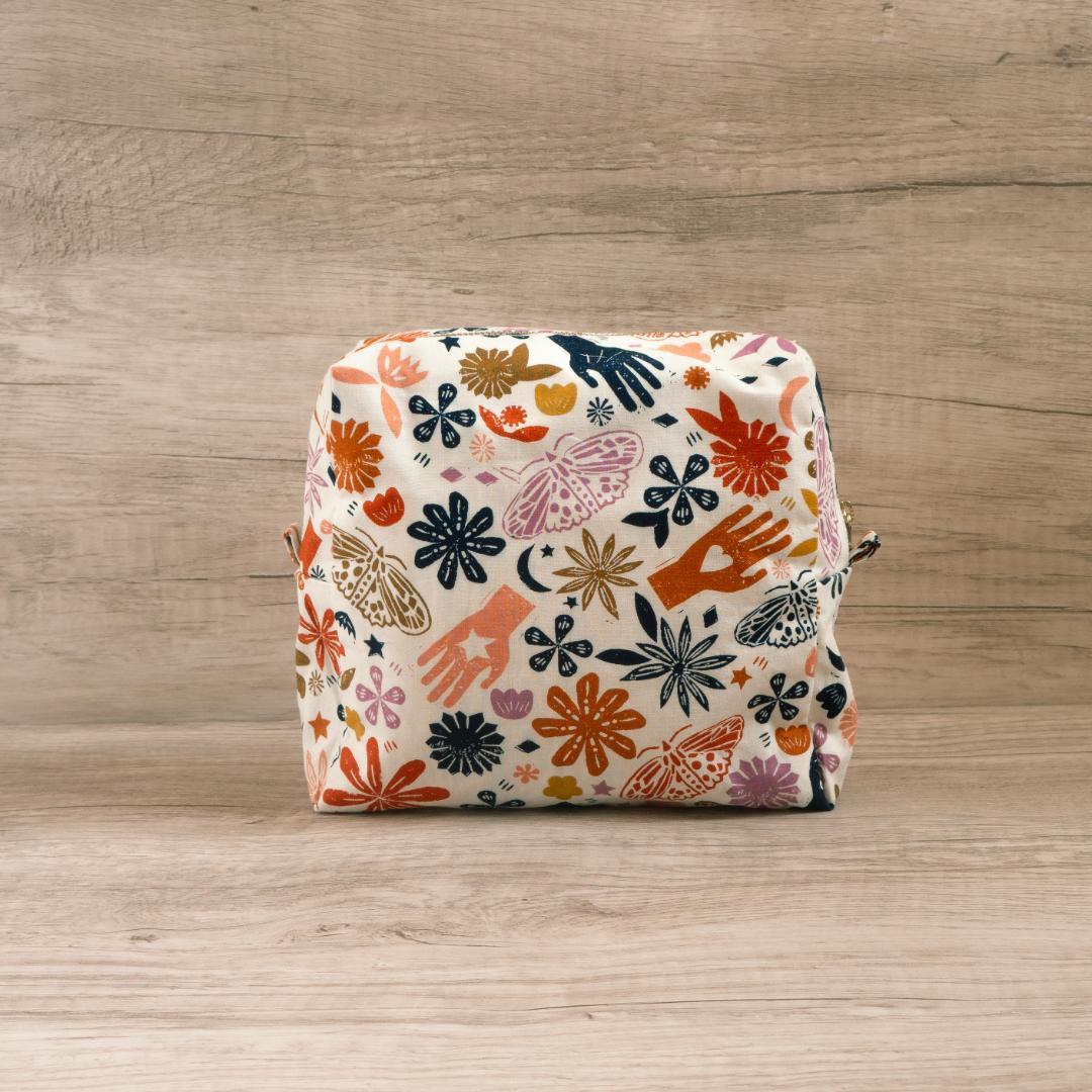 【手帳ポーチ／サイズ2】Hand・ベージュ（たくさん入るタイプ）