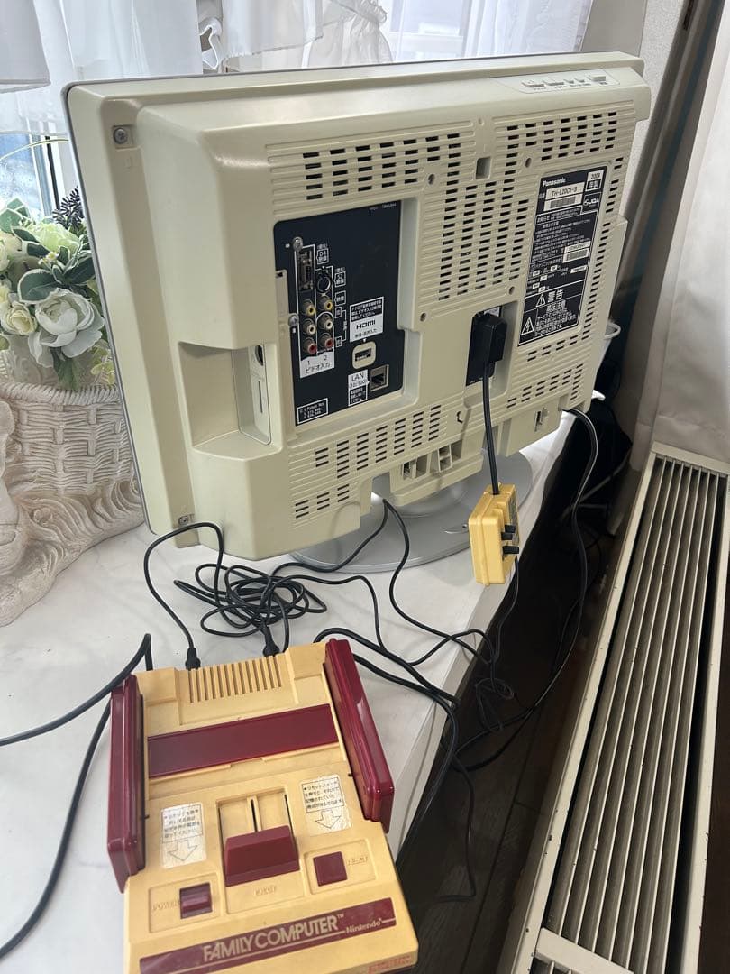 初代Nintendo ファミリーコンピュータ ➕20インチ液晶テレビセット