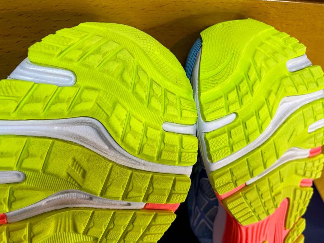 A美品アシックス レディース 陸上 ランニングシューズ 23