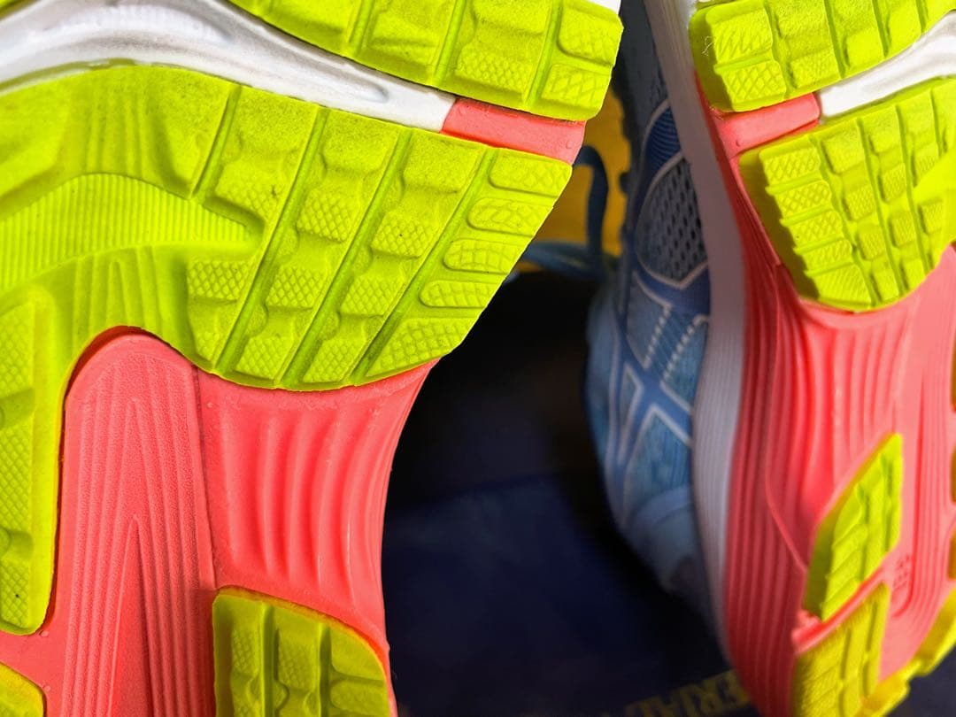 A美品アシックス レディース 陸上 ランニングシューズ 23