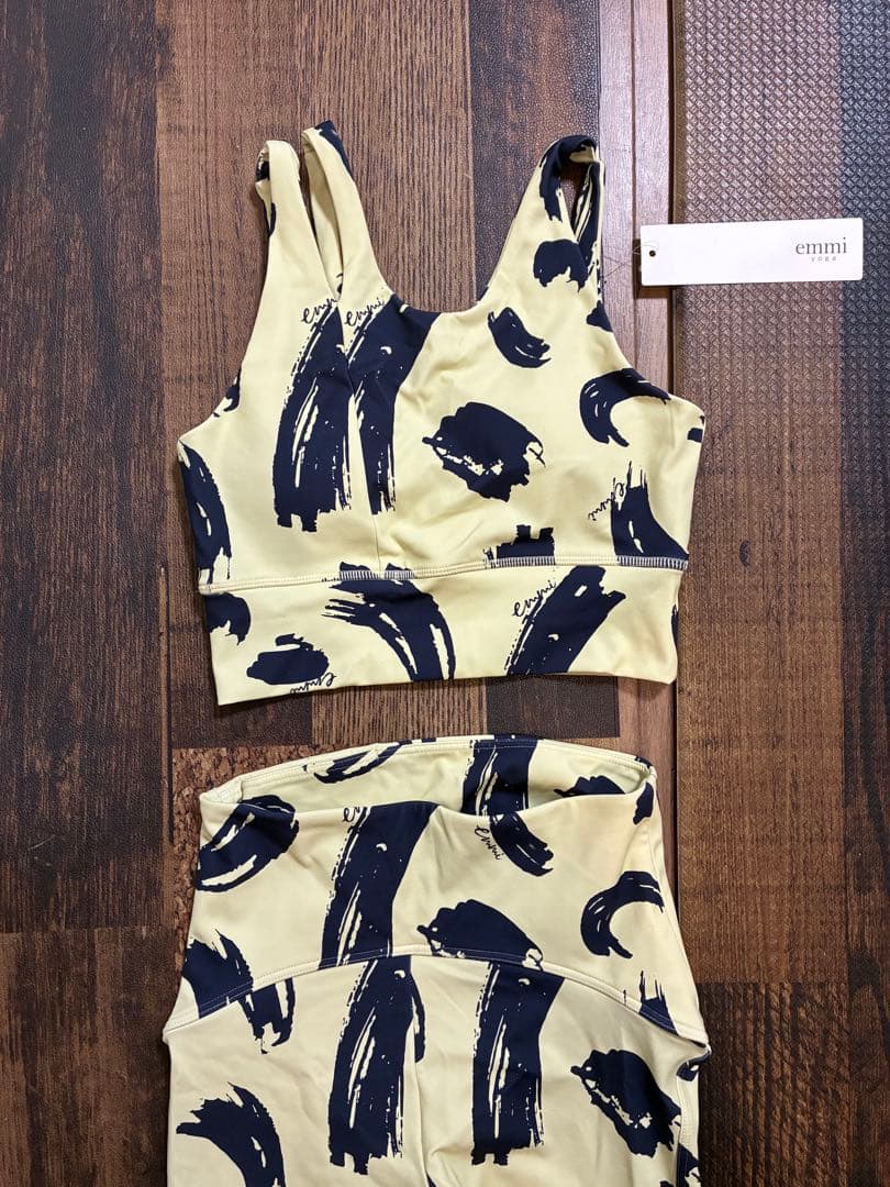 【新品同】emmi yoga　ヨガウェア　アート柄　薄黄×ネイビー　水陸両用