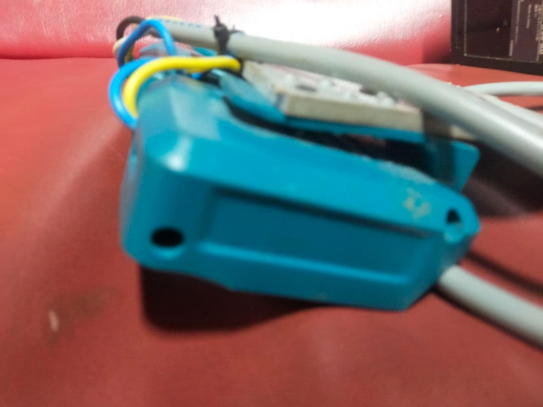 HIKOKIマルチボルト用マキタ18vバッテリーx2アダプター　ケーブル式