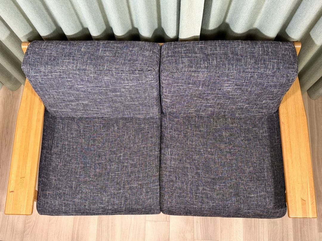 天然木フレームのツイード調ファブリック 2人掛けソファ