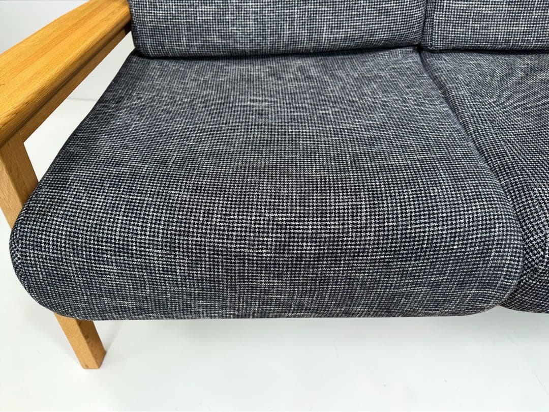 天然木フレームのツイード調ファブリック 2人掛けソファ