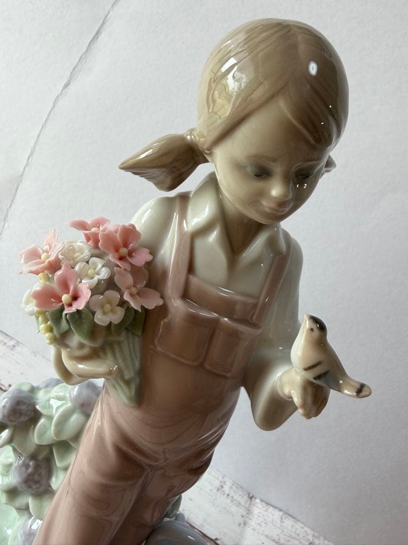 リヤドロ　小鳥と話す少女