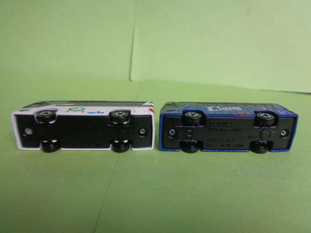 トミカ　西武バス　ライオンズカラー　レジェンドブルー　２台　いすゞガーラ