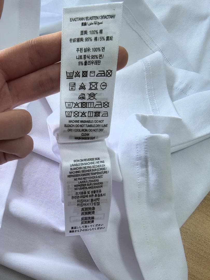 清潔感 白 T シャツ チェック襟 ロゴワンポイント 若々しい印象 春夏コーデに