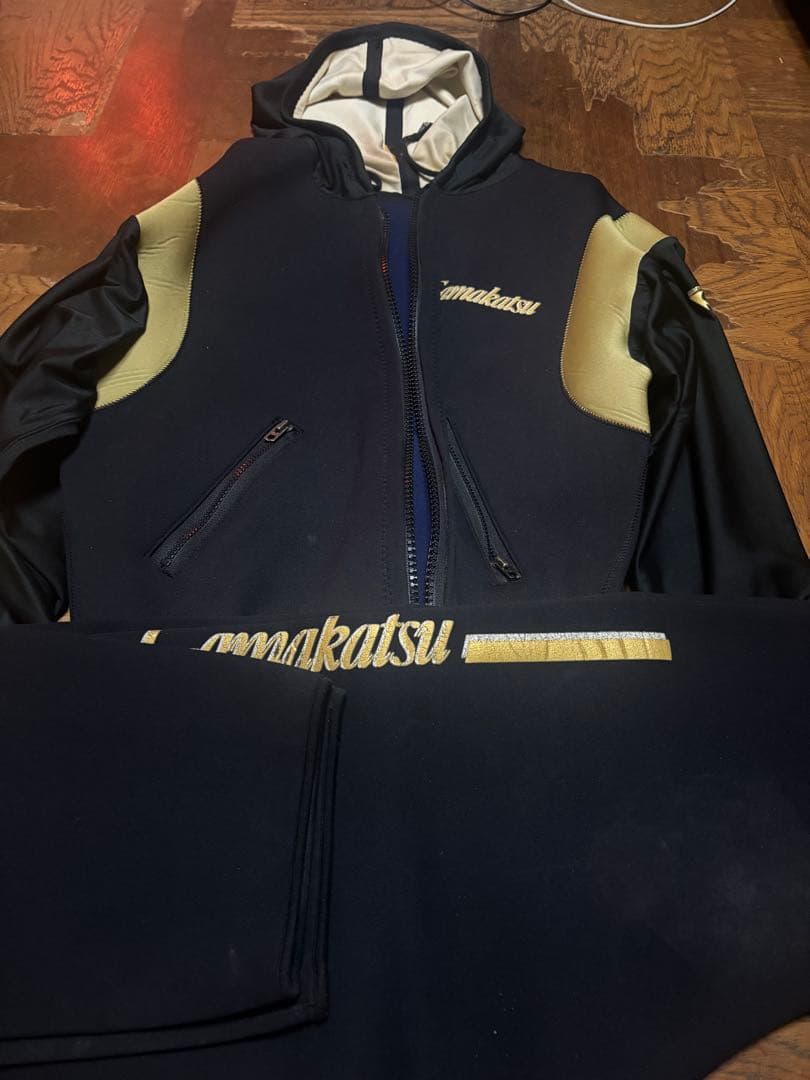 【即購入可】がまかつ フィッシングスーツ(上下セット) ブラック/ゴールド