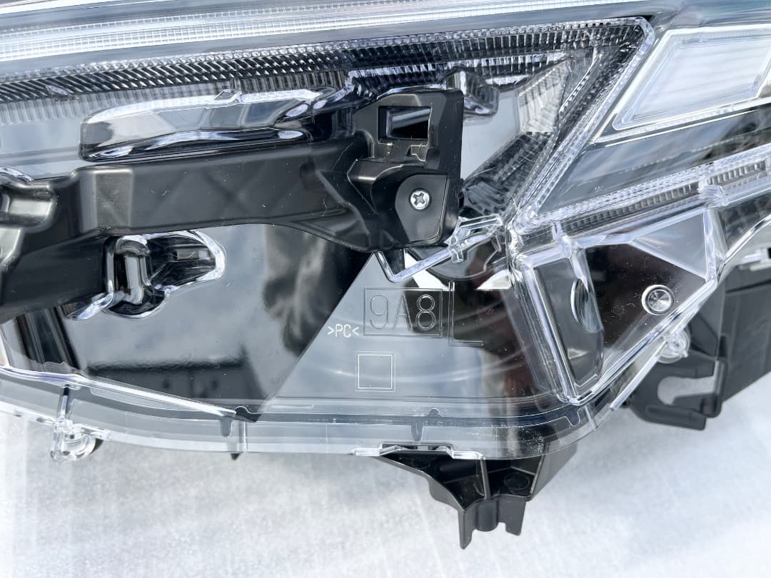 【FX500】トヨタ　ノア　純正　ZWR90W　ヘッドライト　左