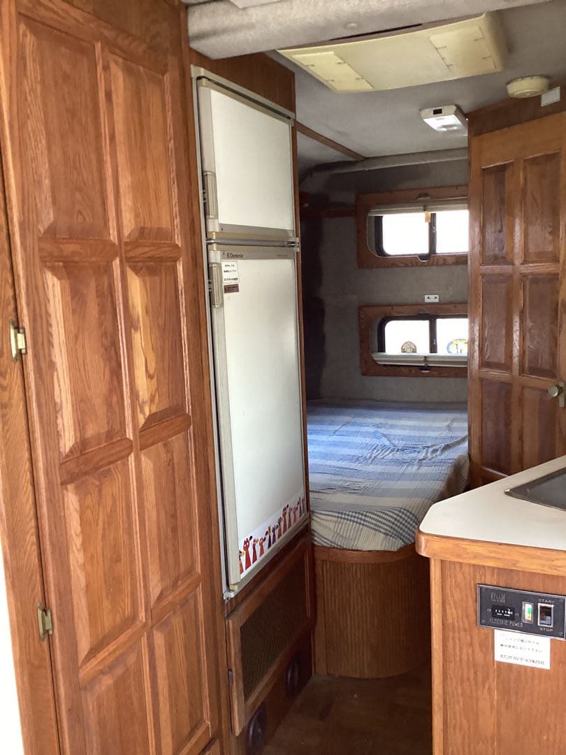 キャンピングカー　　モーターホーム　倉庫　事務所