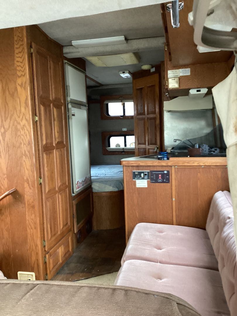 キャンピングカー　　モーターホーム　倉庫　事務所