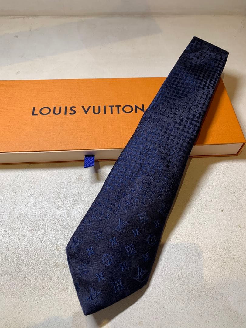 【極美品】LOUIS VUITTONネイビー　ネクタイ シルク100%